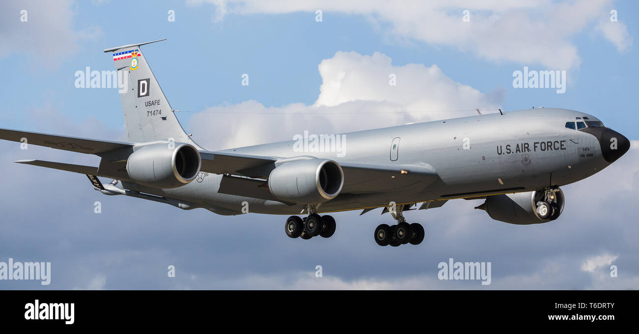 Letterbox Ernte von einer KC-135 Stratotanker R 100 ARW, wie es in RAF Mildenhall, Suffolk im April 2019 ab. Stockfoto