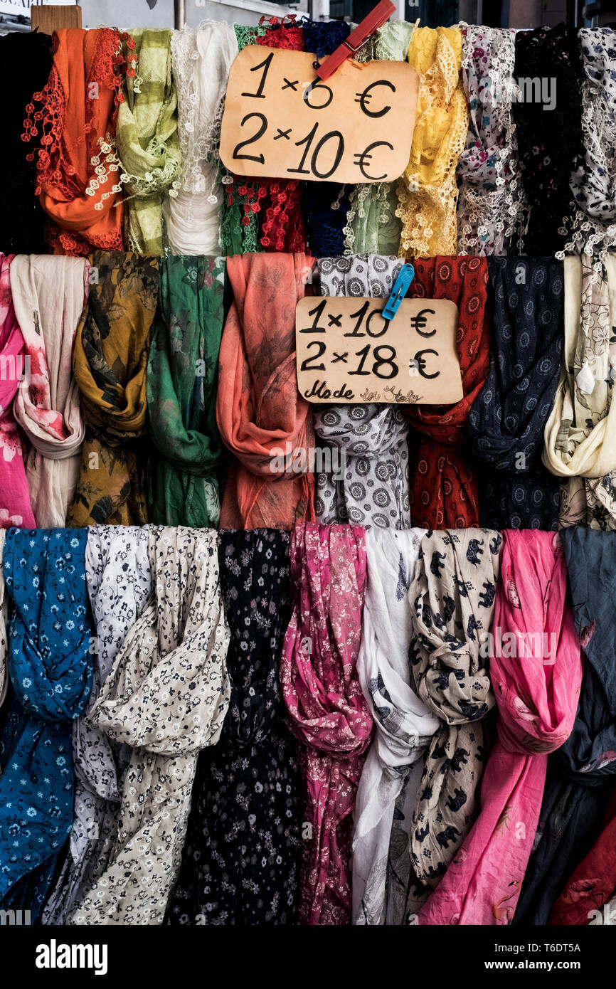 Nahaufnahme von einer großen Auswahl an farbenfrohen Schals am Marktstand. Venedig Italien Stockfoto