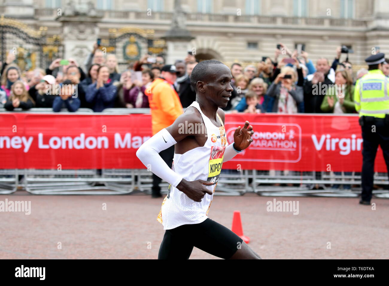 Die Virgin London Marathon 2019, Sieger der Männer Eliud Kipchoge aus Kenia, in der letzten Phase vor dem Buckingham Palace. Stockfoto