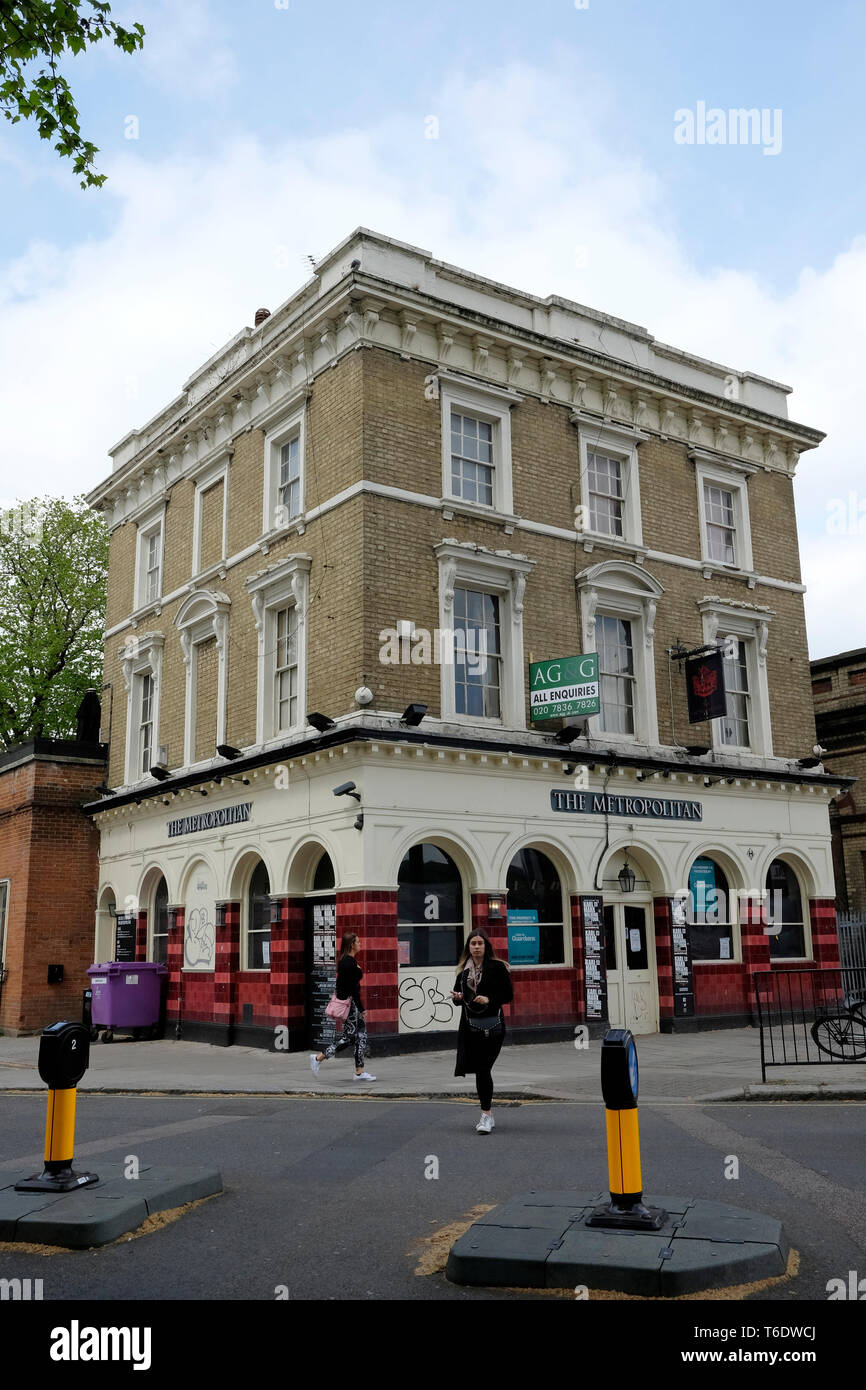 Eine allgemeine Ansicht eines geschlossen, Pub (The Metropolitan) in Westbourne Grove W11 Stockfoto