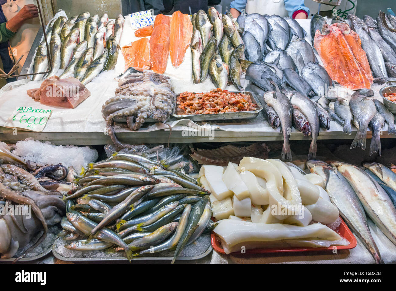 Frischer Fisch und Meeresfrüchte an der Mercado Central in Santiago de Chile Stockfoto