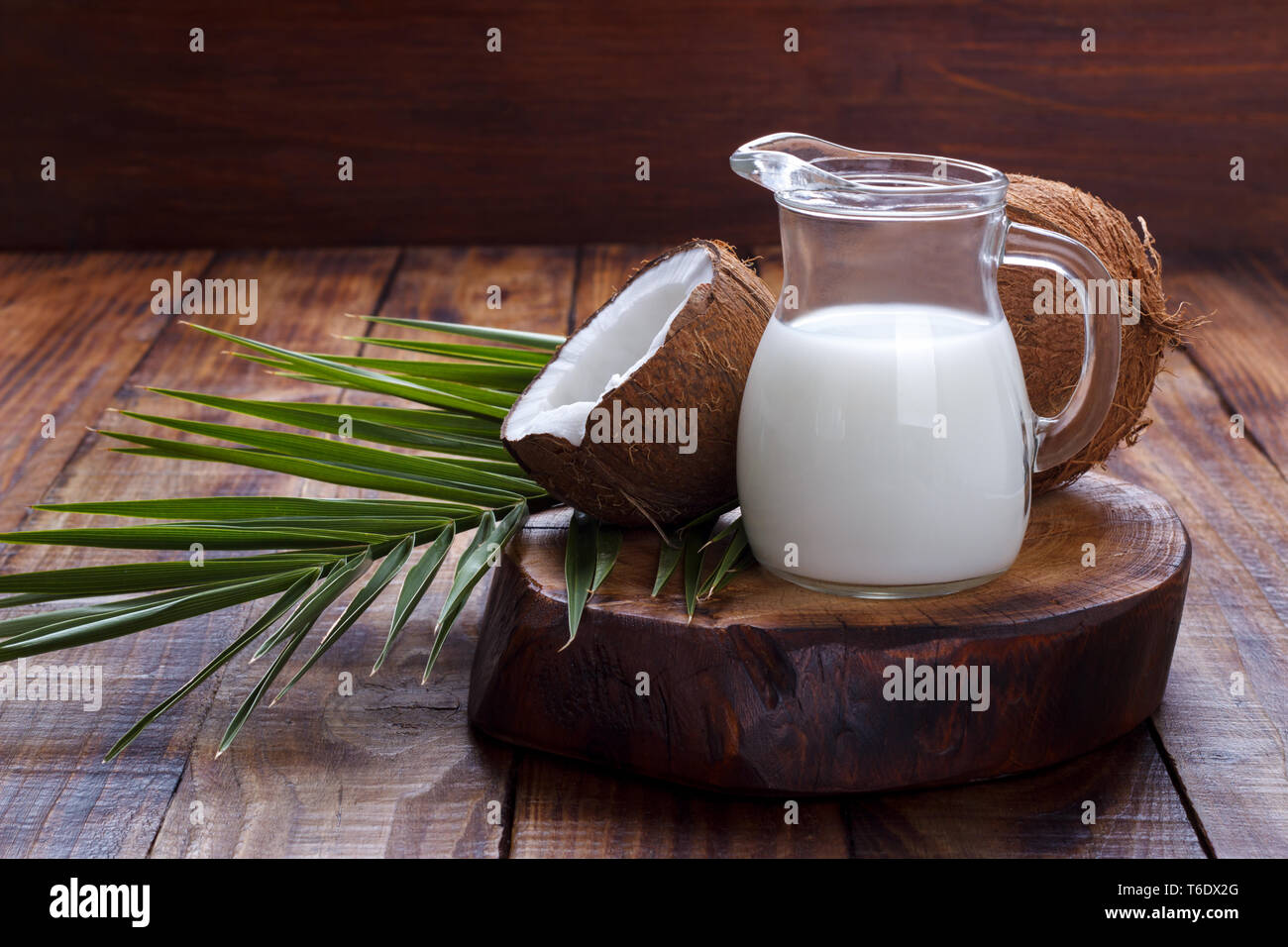 Coconut shell und Milch Stockfoto