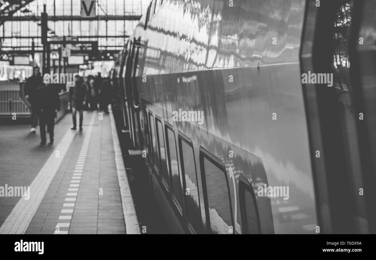 Holländische Züge am Hauptbahnhof von Amsterdam Stockfoto
