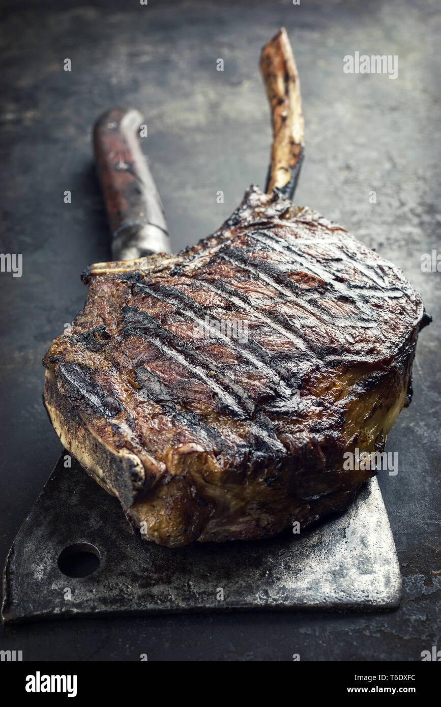 Grill trockenen Jahren Wagyu Tomahawk Steak als Close-up auf alten Blech Stockfoto