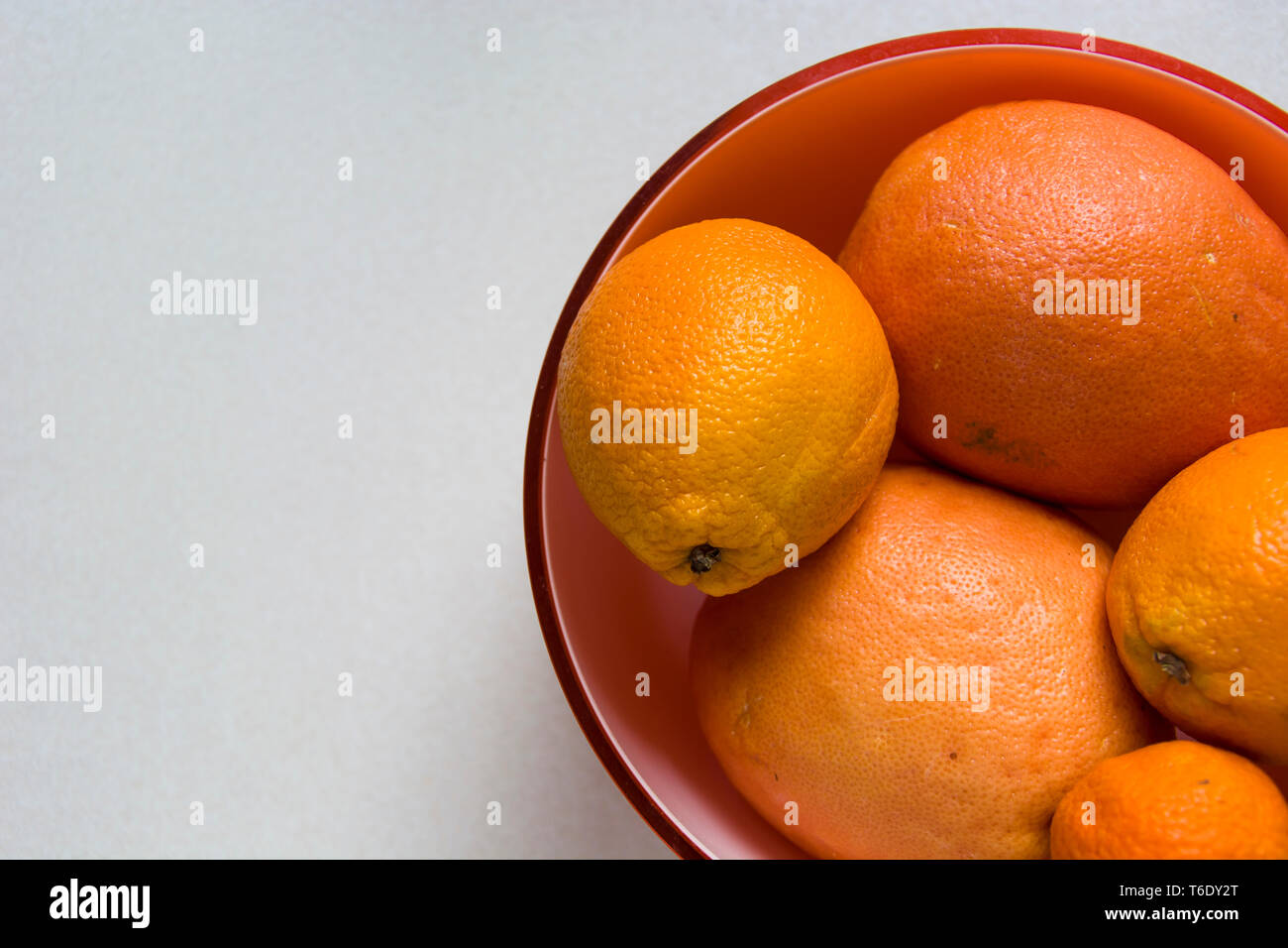 Orangen und Grapefruit Obst in einer Schüssel auf einem hellen Hintergrund: Detailansicht Stockfoto