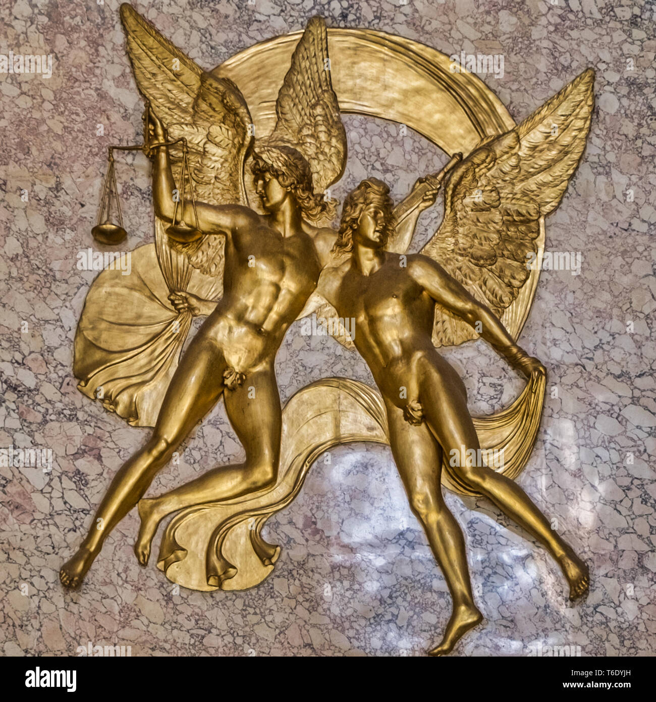 Innenwand Einrichtung mit zwei goldenen geflügelte junge Männer, Empire Stil, aus dem frühen 19. Jahrhundert. Bourbon Könige von Neapel. Weltkulturerbe der UNESCO Stockfoto