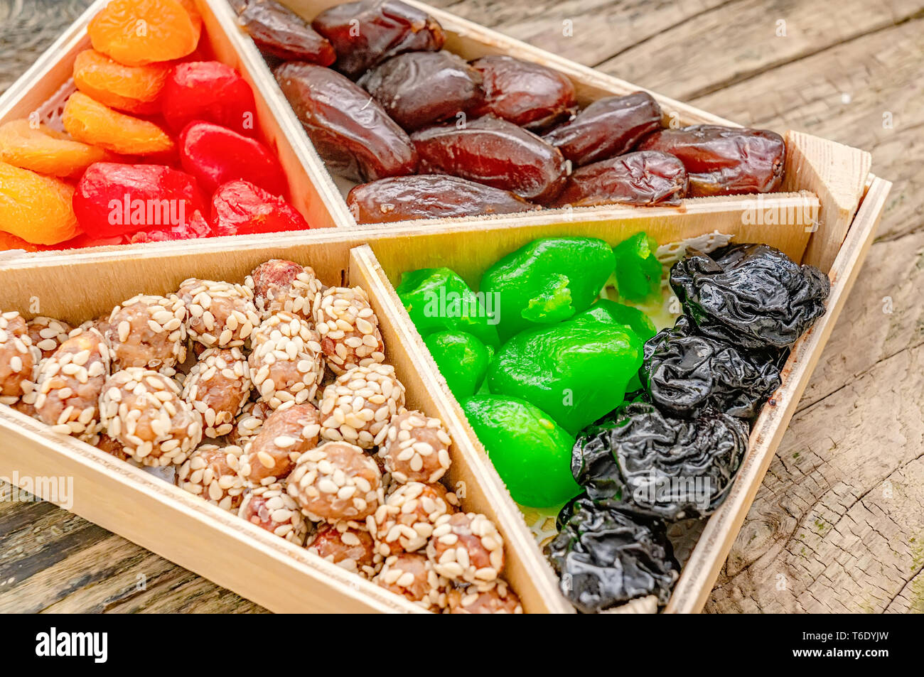 Turkish Delight orientalische Süßigkeiten Trockenfrüchte und Nüsse in einer Holzkiste. Hintergrund. Gesund Vegan essen. Natürliche Lebensmittel. Selektive konzentrieren. Stockfoto