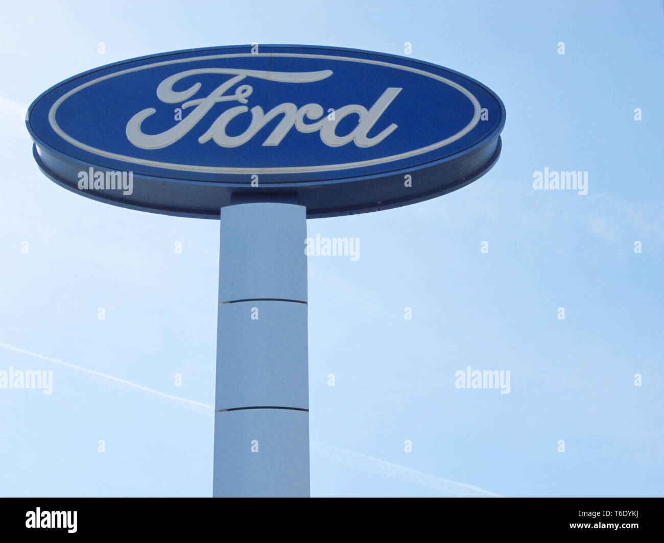 FORD Präsentation gegen den blauen Himmel. Ford ist ein Vertreter der Amerikanischen Auto Marke. Stockfoto
