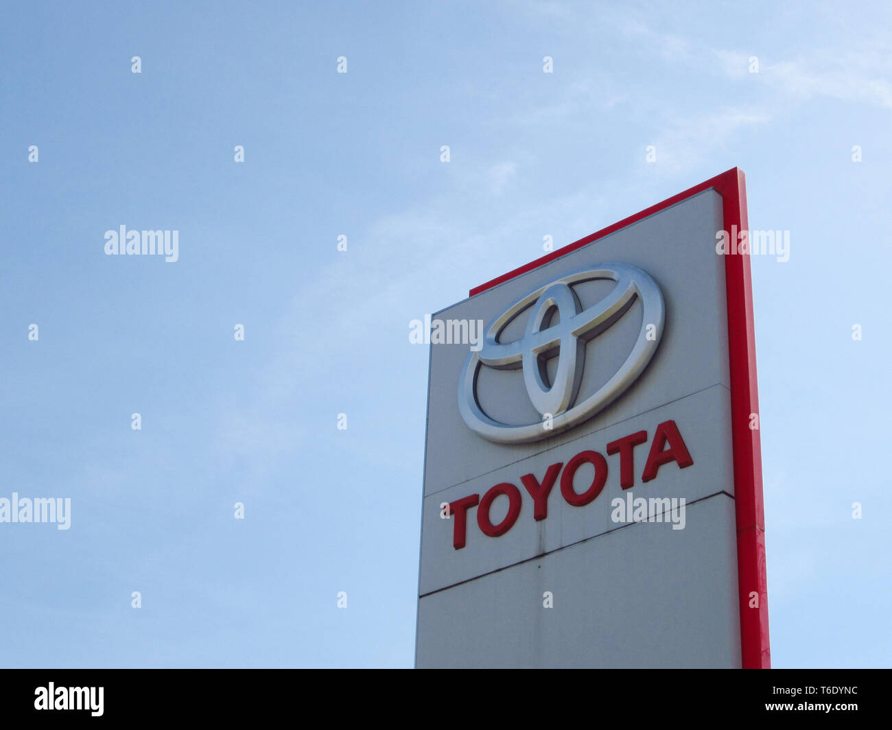 LJUBLJANA, Slowenien - 22. MÄRZ 2019: die Toyota Motor Corporation Logo auf der Händlerniederlassung Gebäude Stockfoto