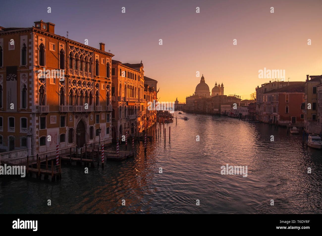 Venedig-Sonnenaufgang von der Academia-Brücke. Venetien, Italien. Stockfoto