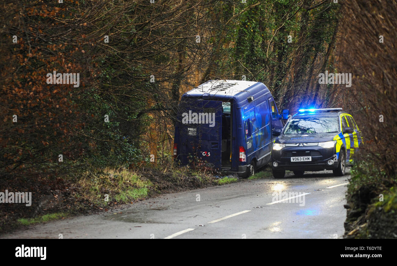 Ein G4S Security van, scheint die Straße zwischen Woodmancote und Dursley verlassen zu haben, wird von der Polizei bewacht. Bild von Gavin Crilly Crilly Datum 270116 von Gavin Fotografie, Kontakt Für weitere Informationen Mob: 07810638169 Web: www.pressphotographergloucestershire.de E-Mail: Gavincrilly@gmail.com www.gavincrillyfilmandphotography.com Stockfoto
