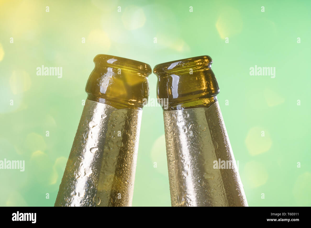 Zwei Bier Flasche Hälse mit grünem Hintergrund Stockfoto