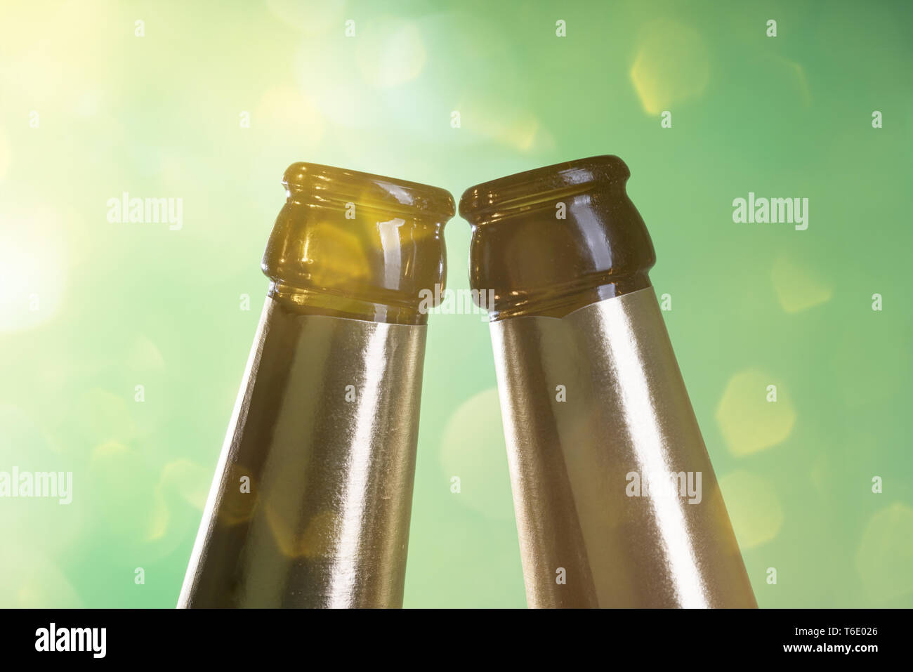 Zwei Bier Flasche Hälse mit grünem Hintergrund Stockfoto
