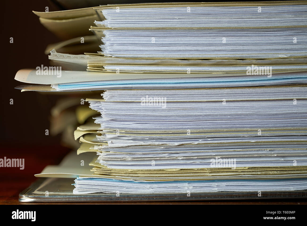 Datei Ordner auf einem Schreibtisch im Büro Stockfoto