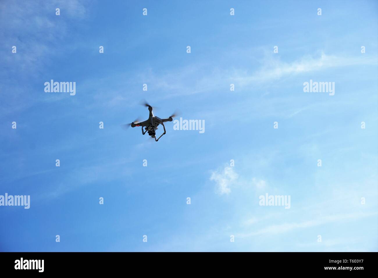 Flying drone in den klaren blauen Himmel. Stockfoto