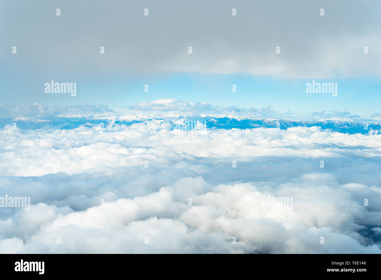 Hohen schneebedeckten Pyrenäen von einem Flugzeug aus gesehen Stockfoto