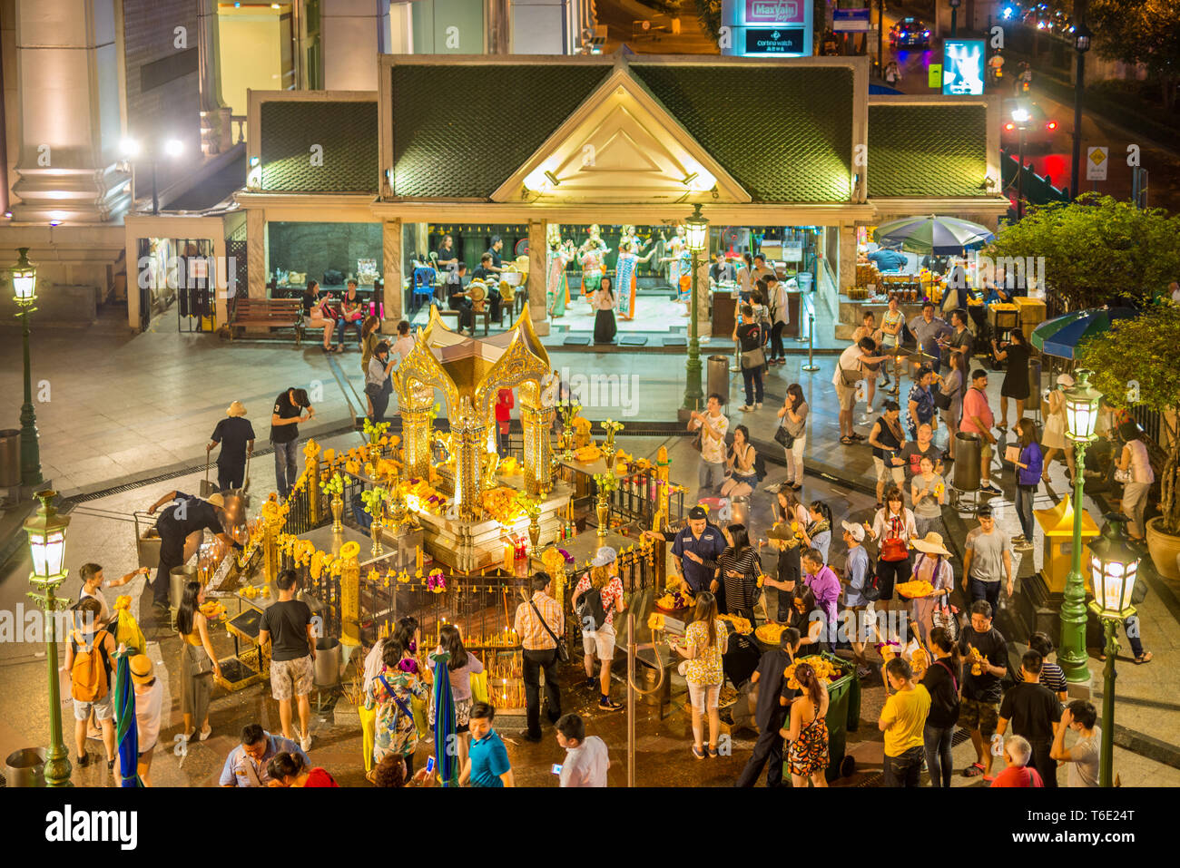 Hinduistische Heiligtum an der Ratchaprasong Kreuzung in Bangkok. Stockfoto