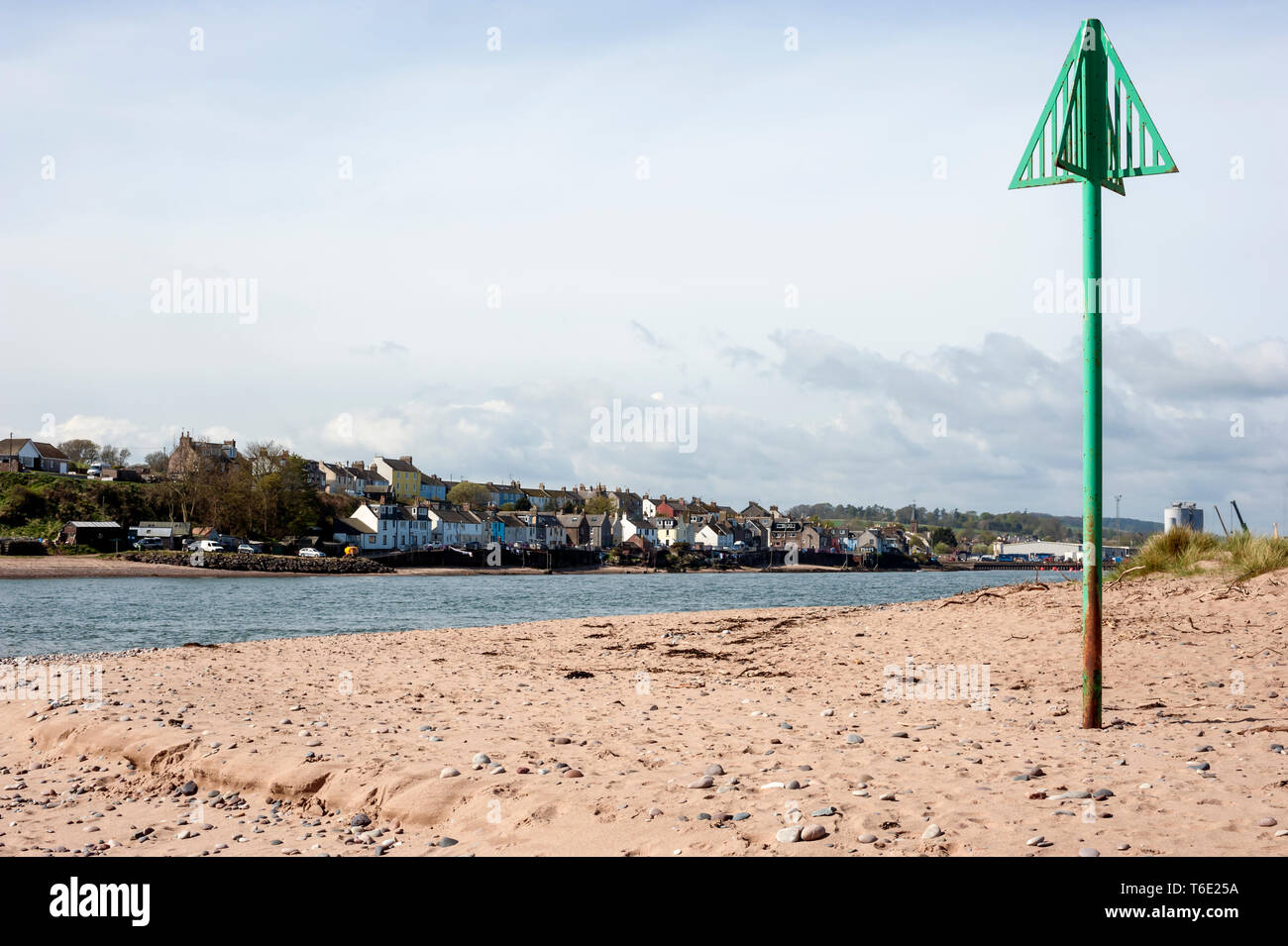 Häuser des Dorfes Ferryden, Montrose, Angus, Schottland Großbritannien, hinter einer Navigation Marker auf den Fluss South Esk gesehen Stockfoto