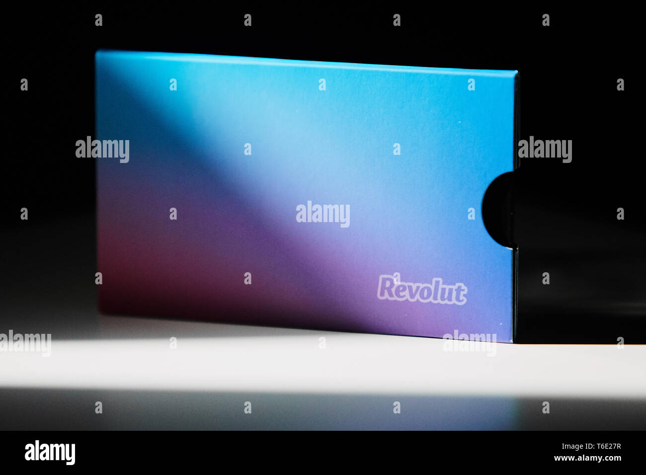 Revolut card Verpackungen in der Sonne Licht mit dem Slogan "Banking". Revolut ist ein Mobile-basierten Geldwechsel und fintech/Banking App. Stockfoto