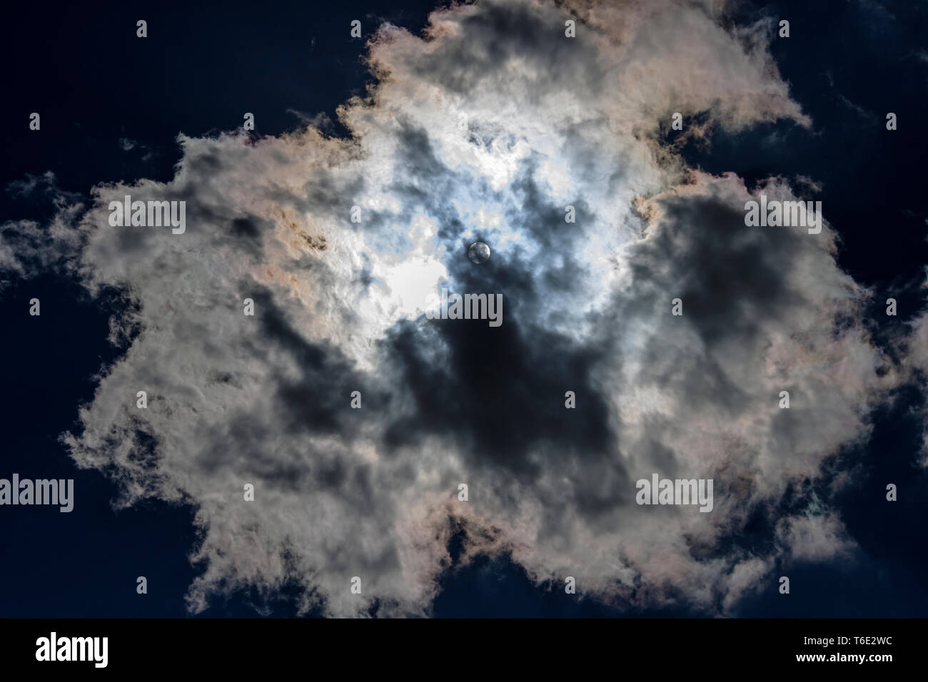 Nahaufnahme auf einer Wolke mit der Sonne im Gegenlicht, Fotografie Stockfoto