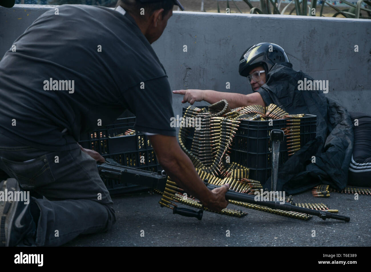 Anti Regierung Demonstranten mit Maschinengewehr Kugeln bereit, Schlacht mit pro Regierung Kräfte gesehen. Venezolanischen Militärs, die Unterstützung der venezolanischen Opposition leader Juan Guaido sind auf die Strasse mit ihren Waffen zusammen mit der Regierung die Demonstranten in einem Militärputsch gegen die sozialistische Regierung unter der Führung von Präsident Nicolas Maduro. Stockfoto