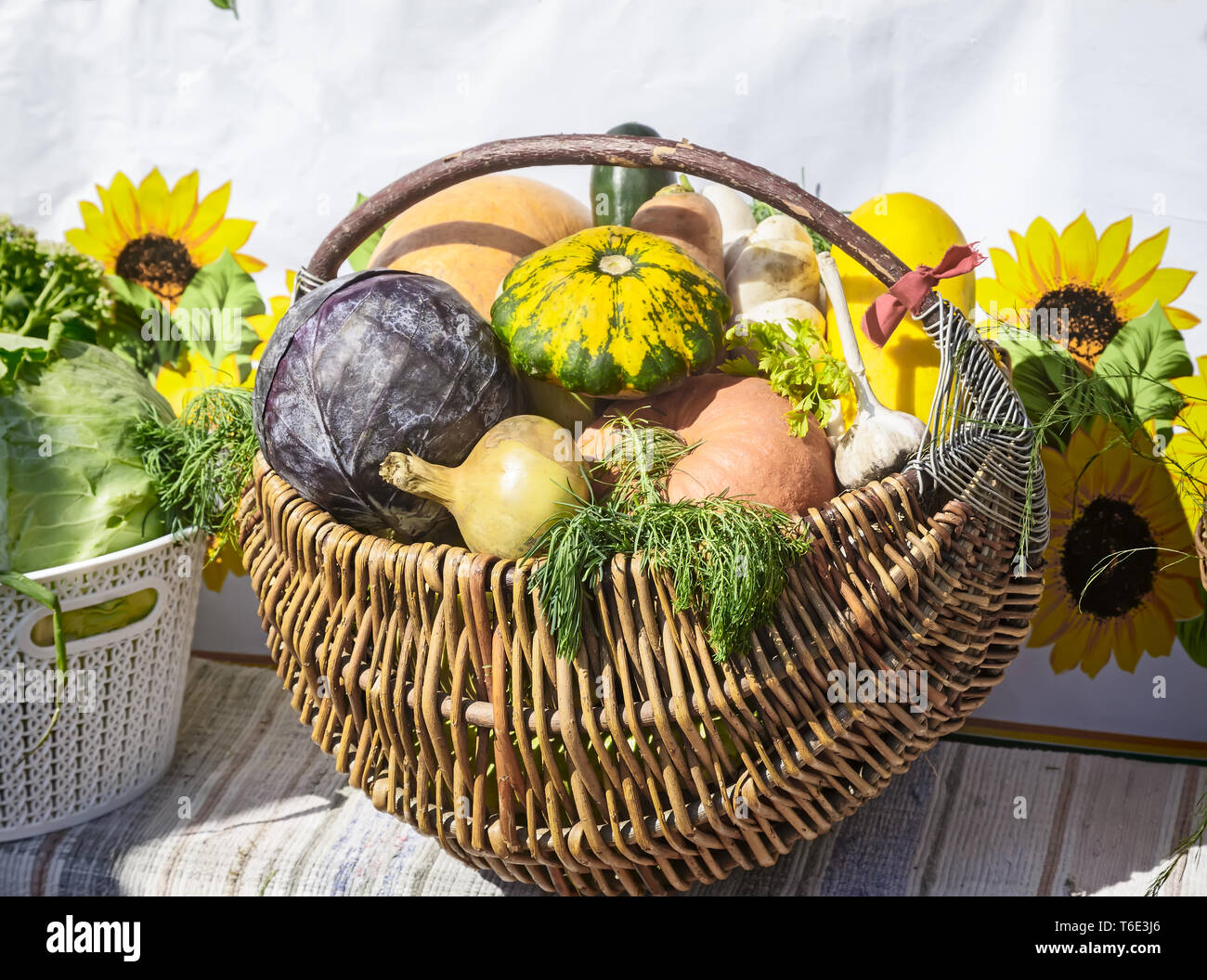 Weidenkorb mit Gemüse. Stockfoto