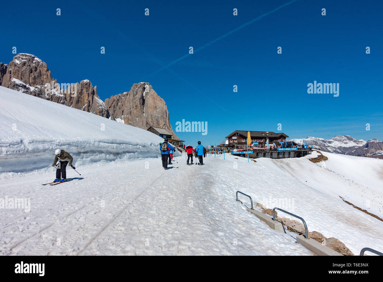 Skifahrer in der Region Val di Fassa, Dolomiten, Italien mit dem Tri Cime Felsen im Hintergrund Stockfoto
