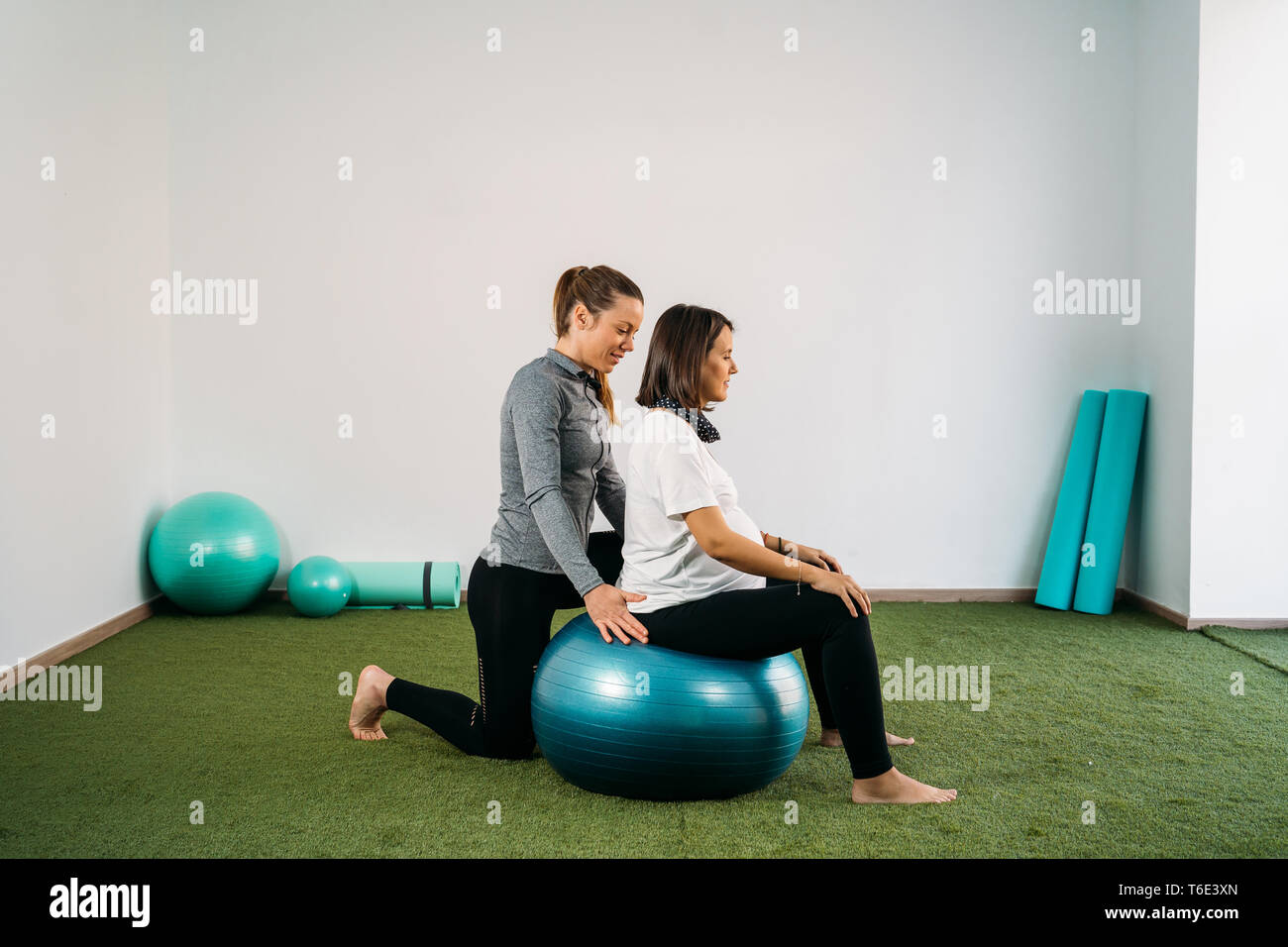 Schwangere tun Fitness Ball und Pilates Training mit Trainer. Glückliche  Zukunft Mutter Vorbereitung auf die Geburt Stockfotografie - Alamy