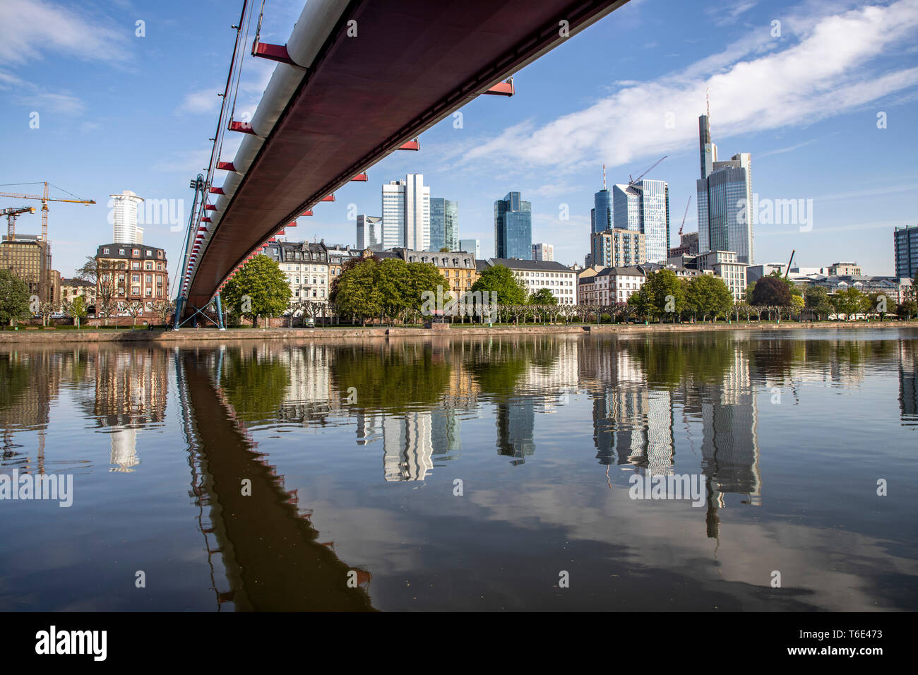 Frankfurt am Main, mit Blick auf die Skyline der Stadt, Deutschland, Fußgängerbrücke, Stockfoto