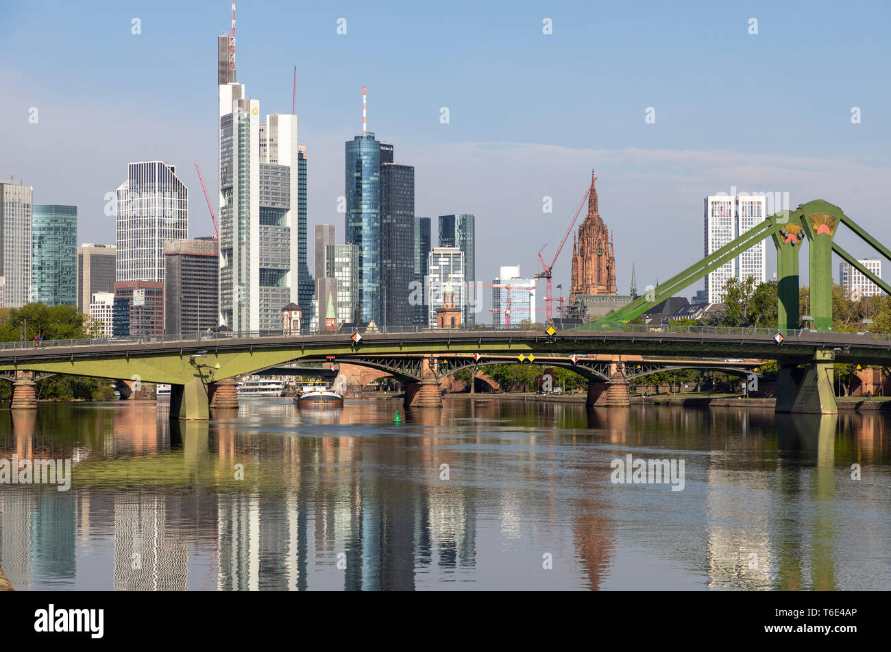 Frankfurt am Main, mit Blick auf die Skyline der Innenstadt, Floesserbruecke, Brücke, Stockfoto