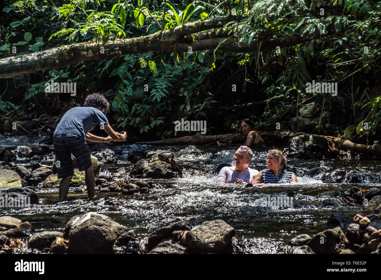 Ein schönes Foto von einem Jungen, die Bilder von einem Ehepaar Genießen der schönen natürlichen ecotermales (Hot Springs) an Tabacon, La Fortuna, Costa Rica Stockfoto