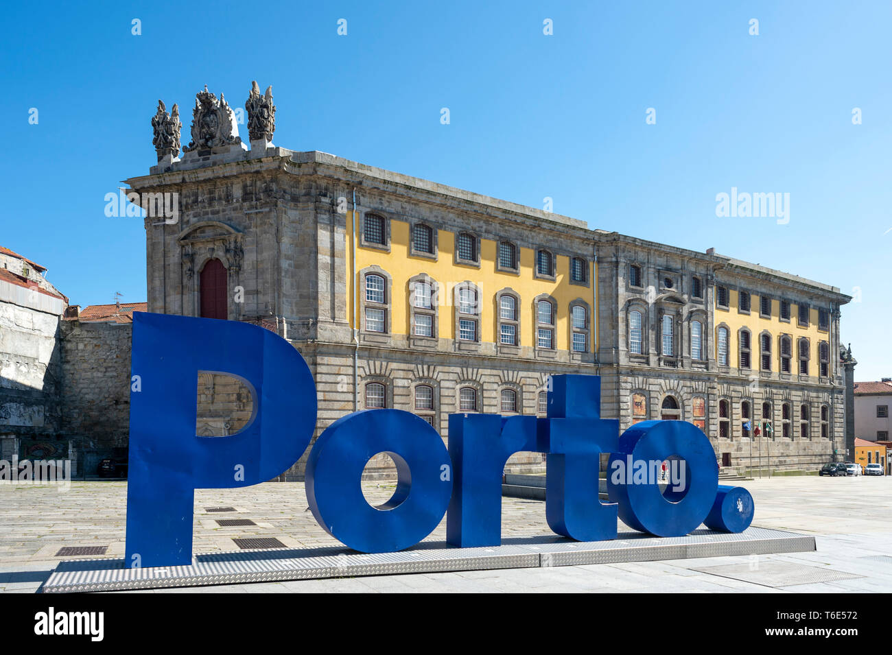 Centro Portugues de Fotografia in Porto, mit großen blauen Porto Zeichen im Vordergrund. Ursprünglich ein Gefängnis. Stockfoto