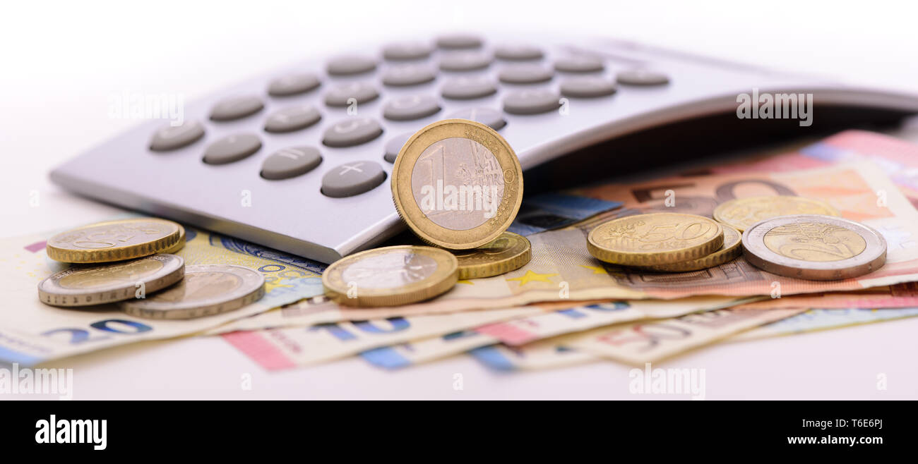 Euro Währung mit Banknoten, Rechner und Münzen Stockfoto