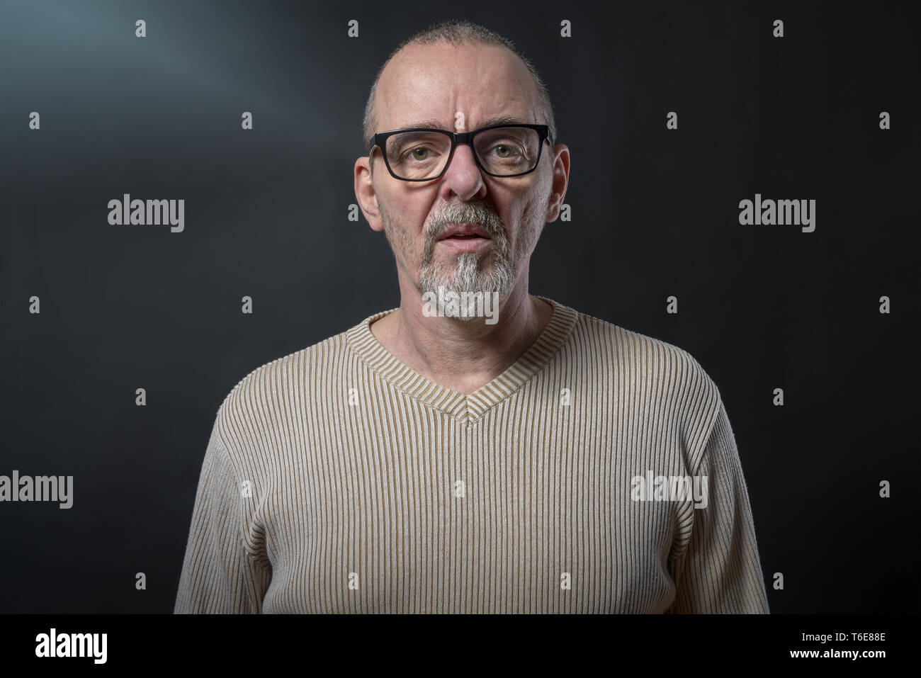 Porträt eines alten Mannes mit grauem Bart und Brille Stockfoto