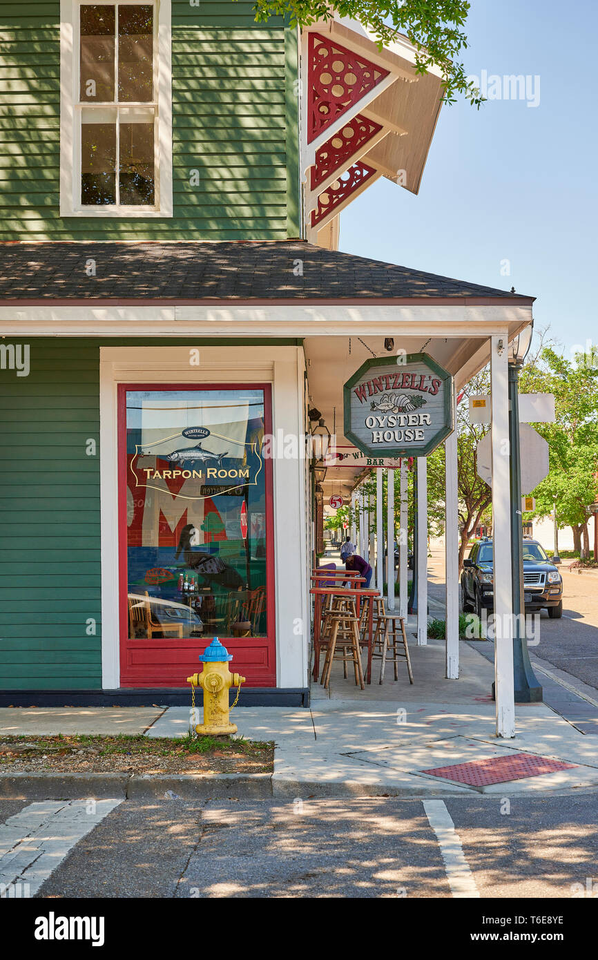 Wintzell's Oyster House Restaurant vorne außen, eine Mobile Wahrzeichen, auf Daphne Straße in der historischen Innenstadt von Mobile Alabama, USA. Stockfoto