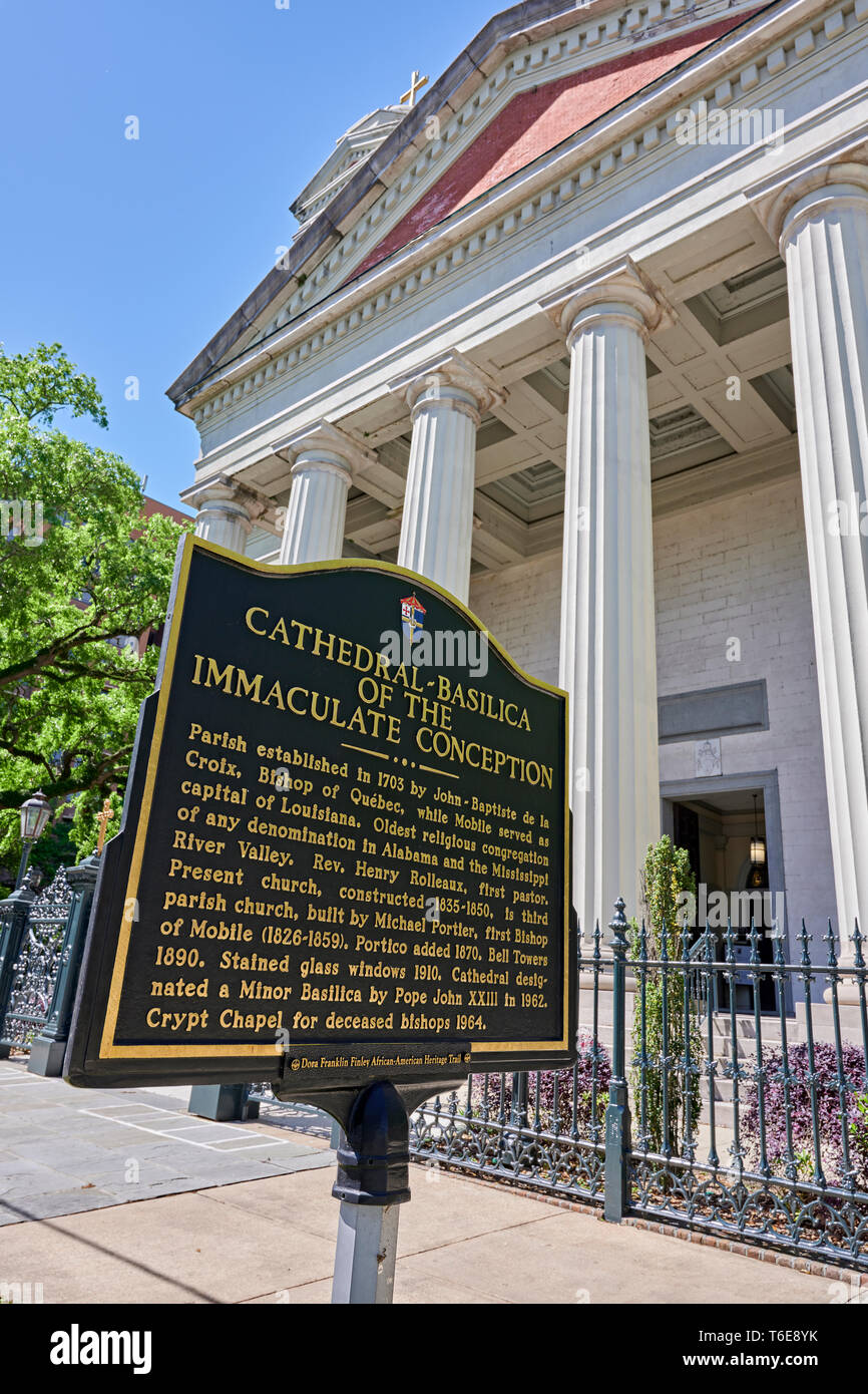 Der historische Dom - Basilika der Unbefleckten Empfängnis katholische Kirche außen mit einem historischen Markierung in Mobile Alabama, USA. Stockfoto