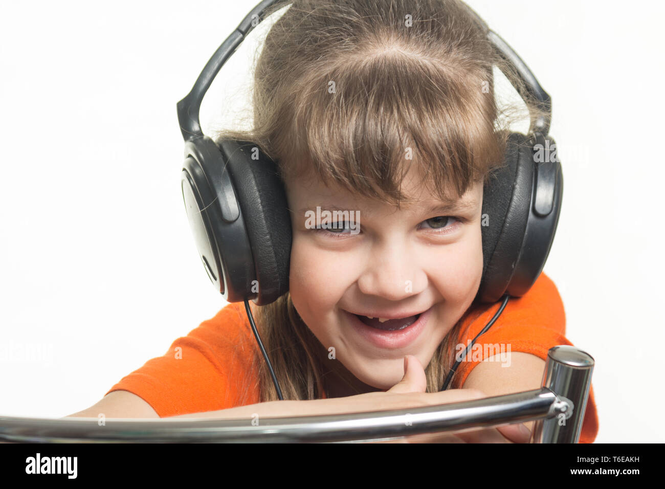 Porträt einer fröhliches Mädchen mit Kopfhörern Stockfoto