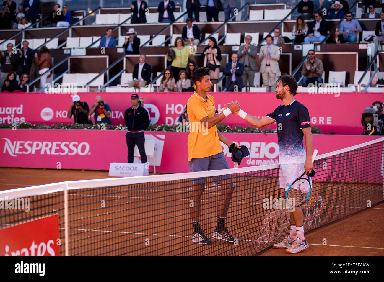 João Sousa aus Portugal und Alexei Popyrin aus Australien werden gesehen, Hände schütteln während des Millenniums Estoril Open 2019 in Estoril, Portugal. Stockfoto