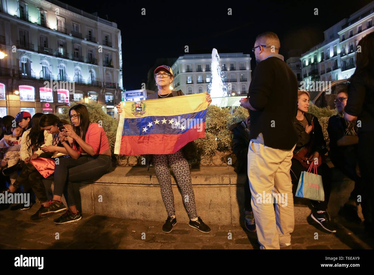 Eine Frau mit einem venezolanischen Flagge während der Vorführung gesehen. Hunderte von Menschen in Puerta del Sol in Madrid in einer Demonstration Freiheit erfasst, für die Freiheit von Venezuela gegen die Diktatur. Stockfoto