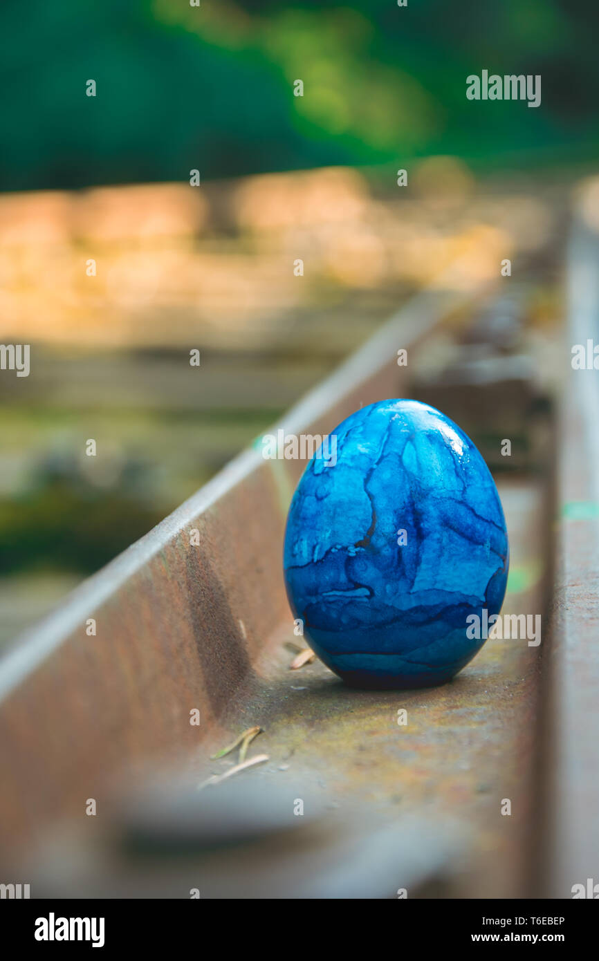 Blau Ei auf einer Bahnstrecke Stockfoto
