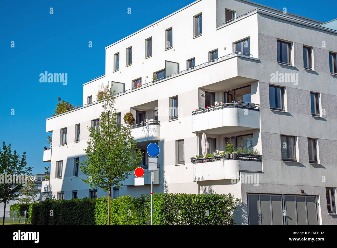 Modernes weißes Wohnungsbau in München gesehen, Deutschland Stockfoto