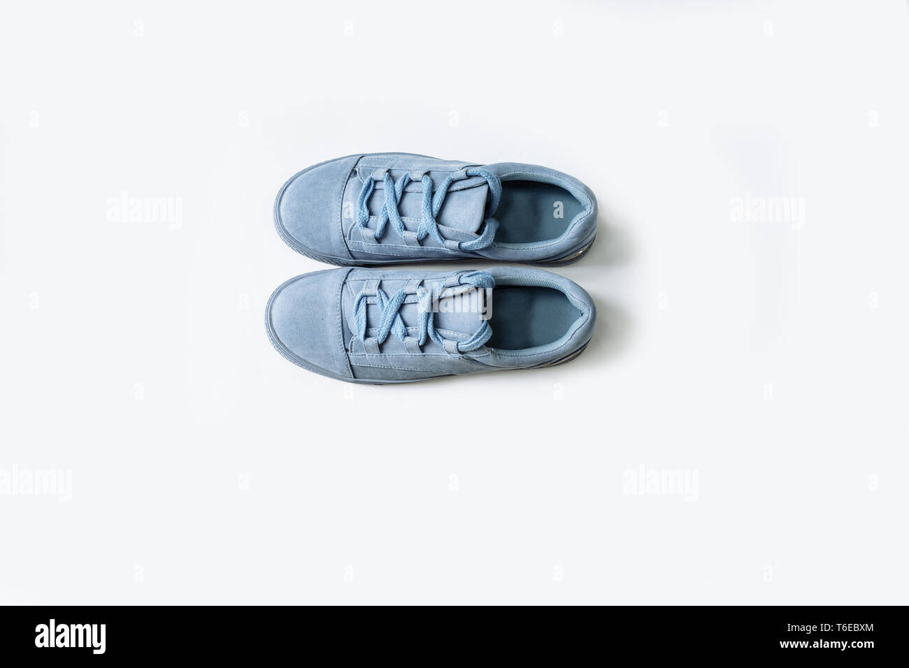 Paar modische Blue suede shoes mit dicken Spitzen auf weißem Hintergrund Stockfoto