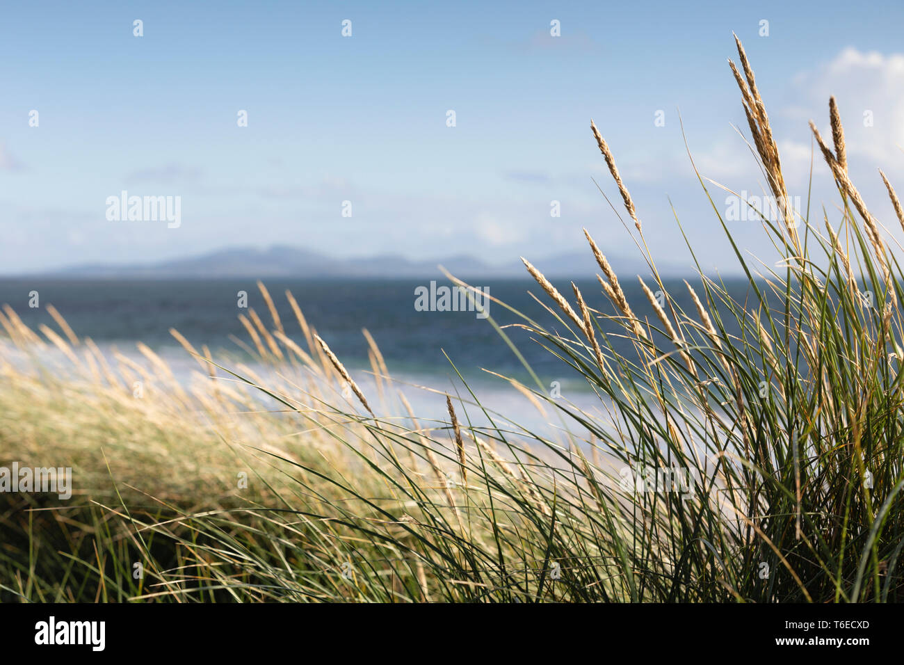 Die Insel Barra gesehen von einem Strand in der Nähe von Boisdale, Isle of South Uist, Schottland. Stockfoto