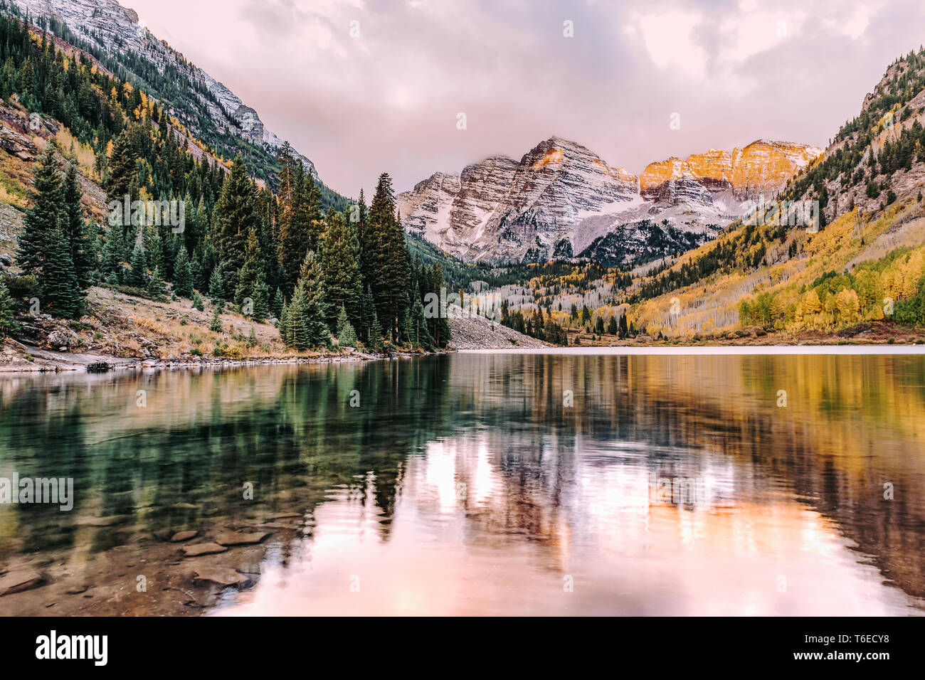 Kastanienbraune Glocken und Maroon See mit Reflexion der Felsen und Berge im Herbst in den Rocky Mountains, Aspen, Colorado, USA. Stockfoto