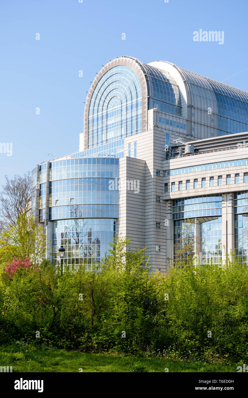 Der östlichen Fassade der Gebäude Paul-Henri Spaak, Sitz der Plenarsaal des Europäischen Parlaments in Brüssel, Belgien, aus dem Leopold Park gesehen. Stockfoto