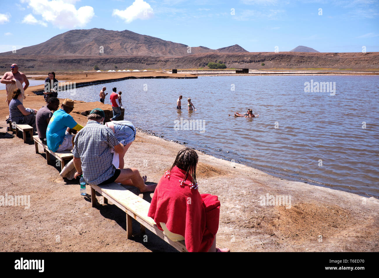 Touristen, die auf einen Pool an der Salt Flats, Pedra Lume Salz Krater, Insel Sal, Kap Verde, Afrika Stockfoto
