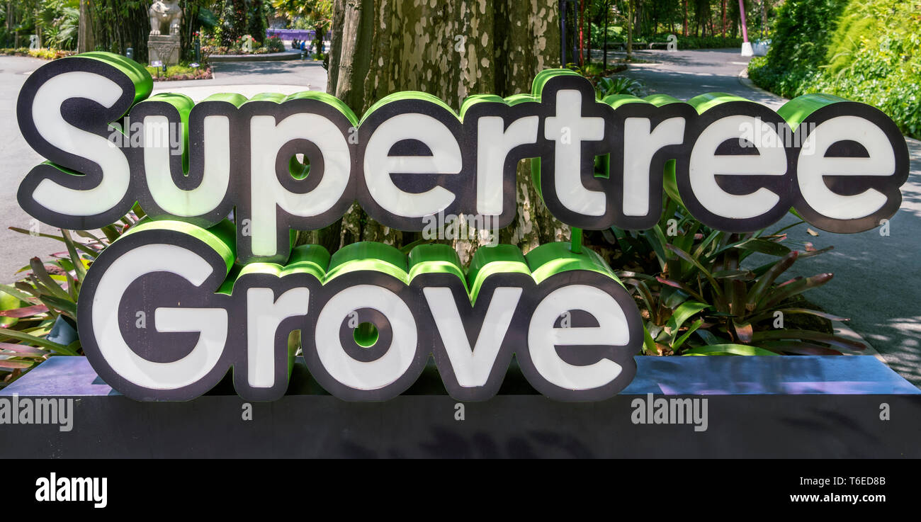 Zeichen für die Supertree Grove in Gärten durch die Bucht, Singapore City, Singapur Stockfoto