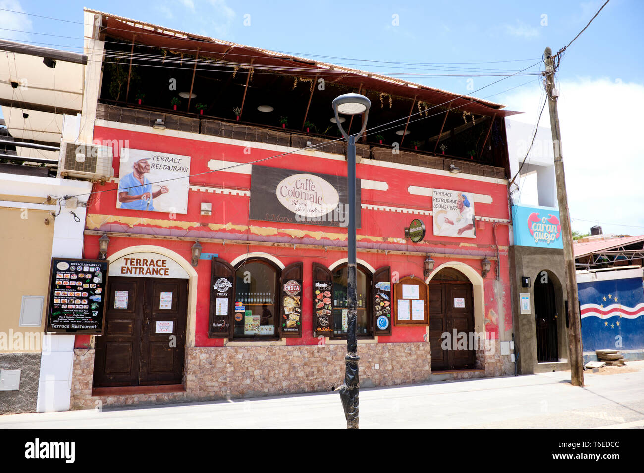 Caffe kolonialen oder Terrasse Restaurant, Praca Zentrale, Santa Maria, Insel Sal, Kap Verde, Afrika Stockfoto