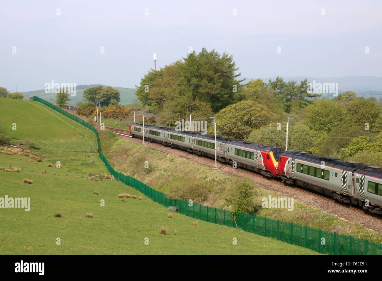 Zwei Klasse 221 Super Voyager diesel multiple units in Jungfrau Westküste Livree auf der West Coast Mainline in der Nähe von grayrigg in Cumbria am 30. April 2019. Stockfoto