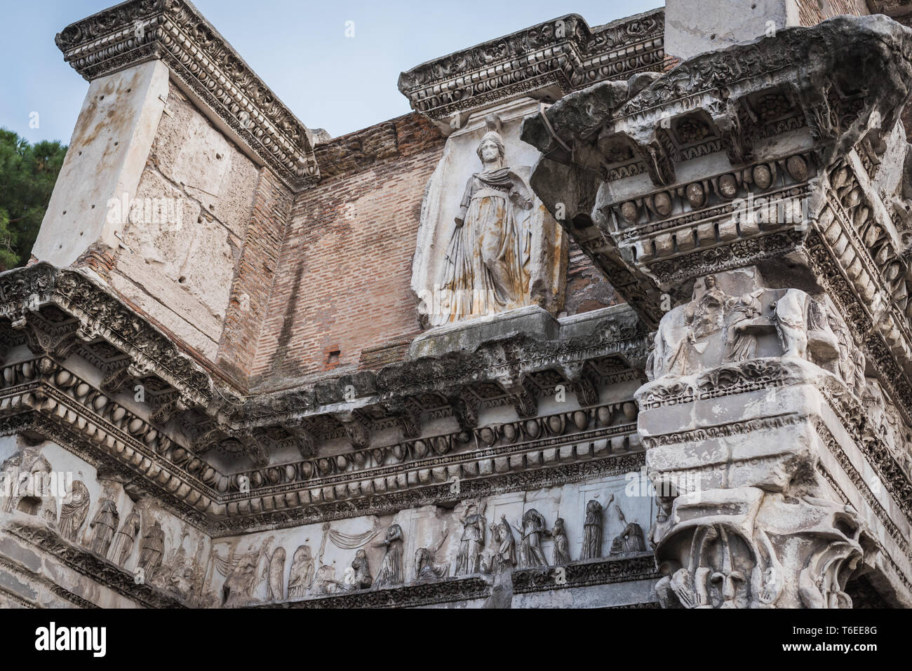 Ruine der oberen Teil der Fontana Del Colosseo Via Dei Fori Imperiali in Rom neben dem Kolosseum Stockfoto
